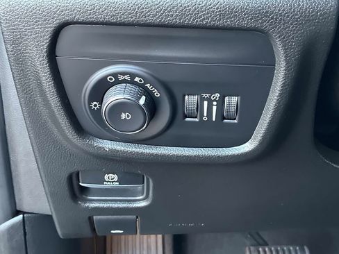 Used 2023 Jeep Grand Cherokee Limited image 23