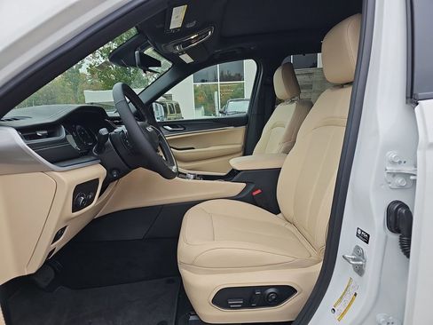 New 2025 Jeep Grand Cherokee Limited w/ Luxury Tech Group II image 10