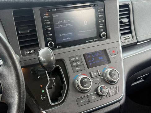 Used 2019 Toyota Sienna SE image 17