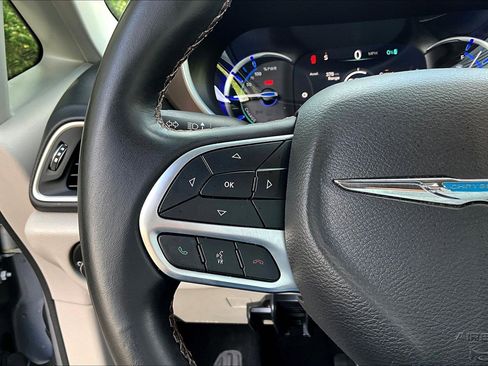 Used 2018 Chrysler Pacifica Touring-L FWD image 10
