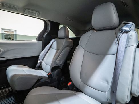 Used 2025 Toyota Sienna XLE image 32