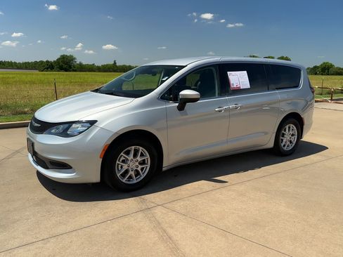 Used 2023 Chrysler Voyager LX image 4
