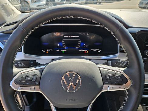 Used 2025 Volkswagen Taos SE AWD/4WD image 19
