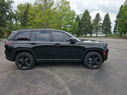 Used 2023 Jeep Grand Cherokee Limited w/ Black Appearance Package AWD/4WD image 7