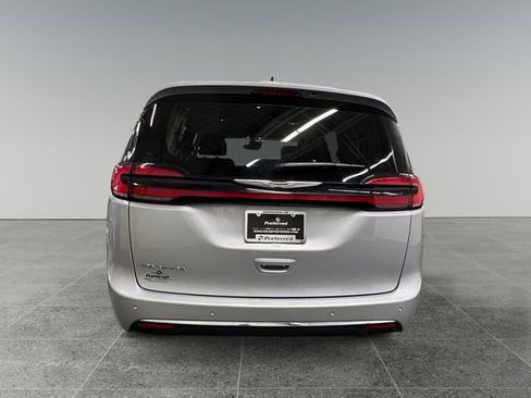 Used 2024 Chrysler Pacifica Touring-L FWD image 20