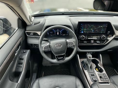 Used 2023 Toyota Highlander Limited image 12
