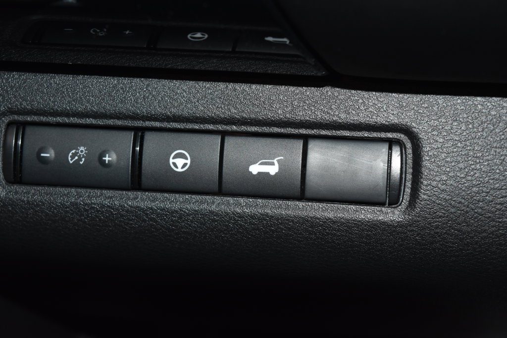 Used 2025 Nissan Pathfinder SV AWD/4WD image 18