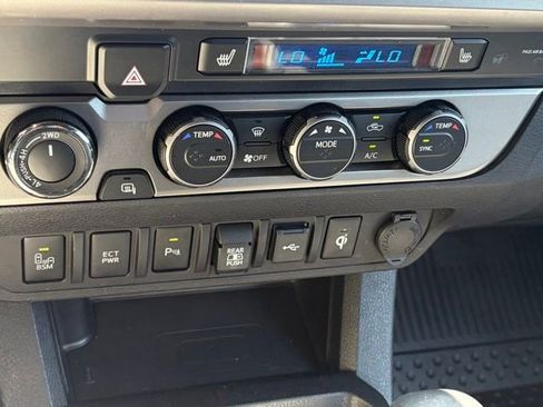Used 2022 Toyota Tacoma Limited AWD/4WD image 22