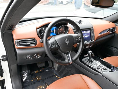 Certified 2018 Maserati Levante image 16