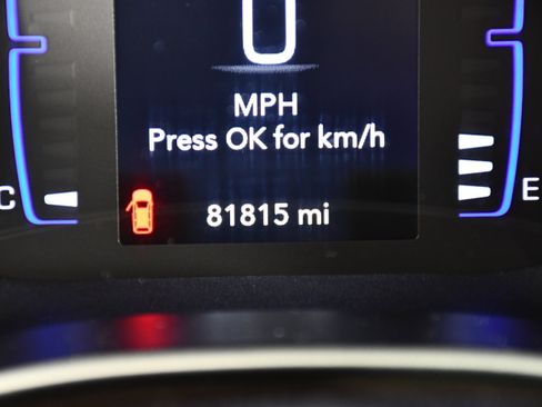 Used 2022 Chrysler Voyager LX image 17