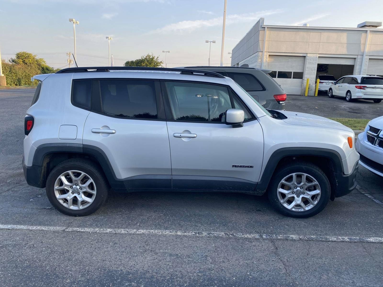Used 2018 Jeep Renegade Latitude w/ Cold Weather Group AWD/4WD image 8