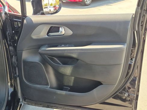 Used 2025 Chrysler Pacifica Select FWD image 34