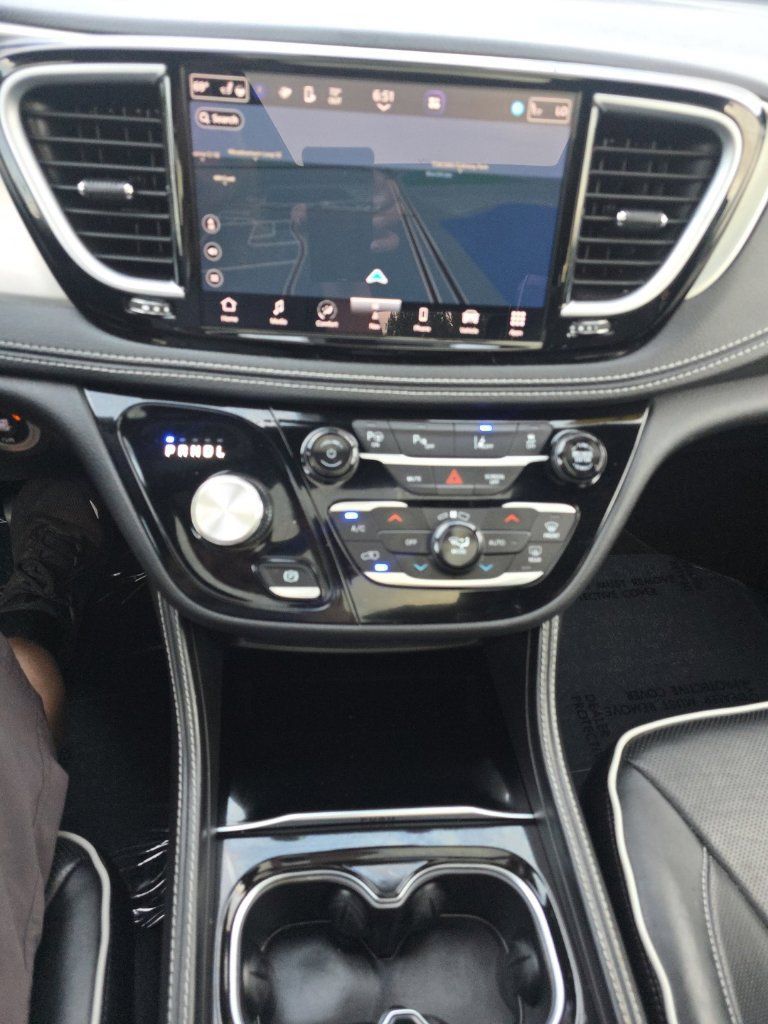 Used 2023 Chrysler Pacifica Limited w/ S Appearance Package FWD image 16