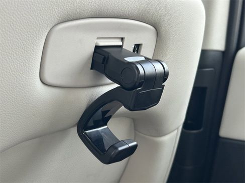 Used 2025 Land Rover Discovery S image 24