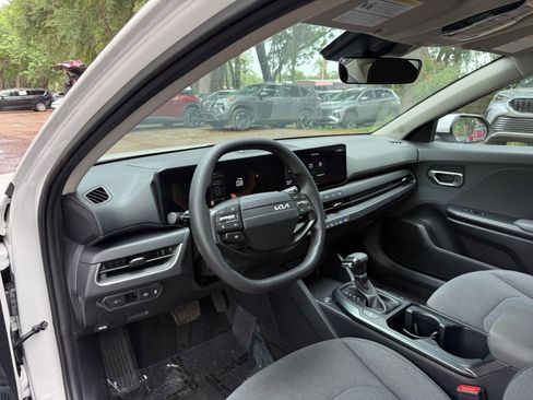 Used 2025 Kia K4 LXS image 32