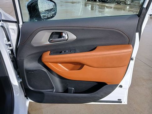 Used 2025 Chrysler Pacifica Pinnacle FWD image 16