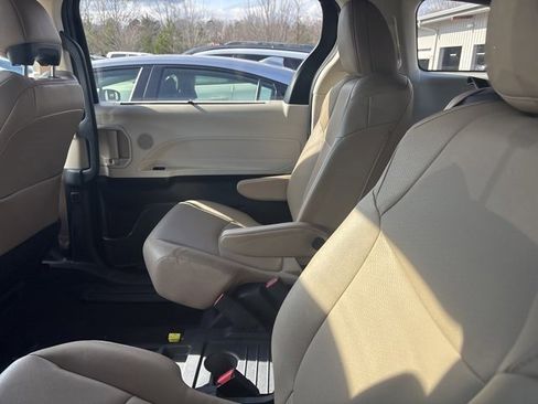 Certified 2024 Toyota Sienna XLE image 7