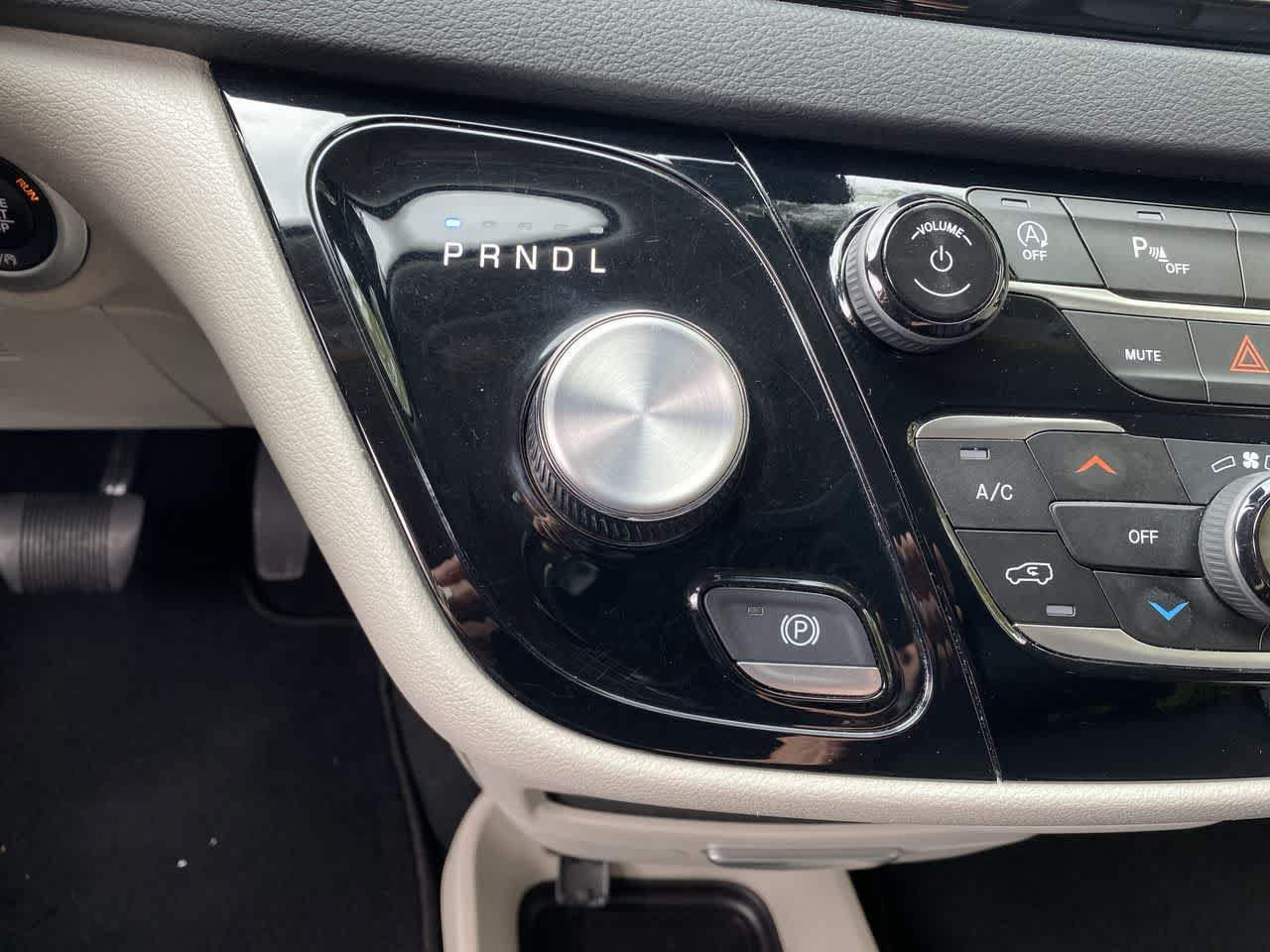 Used 2024 Chrysler Pacifica Touring-L FWD image 26