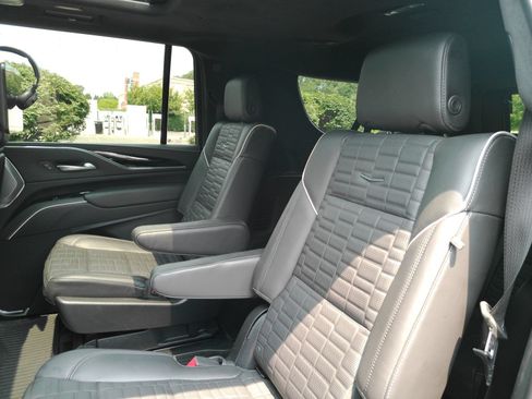 Used 2024 Cadillac Escalade ESV V w/ LPO, ONYX Package AWD/4WD image 16
