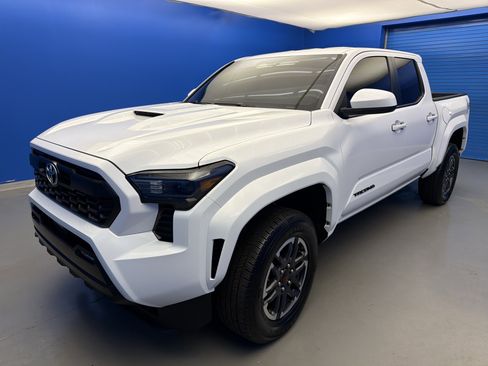Used 2025 Toyota Tacoma TRD Sport AWD/4WD image 4
