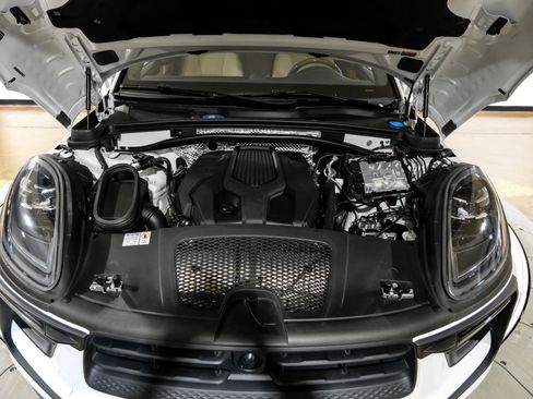 Used 2024 Porsche Macan image 52