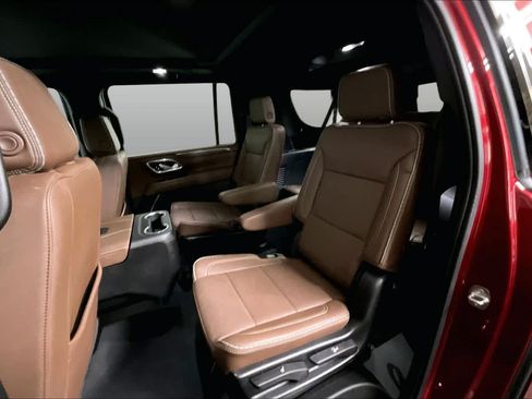 Used 2024 Chevrolet Suburban High Country w/ Premium Package 2 AWD/4WD image 20