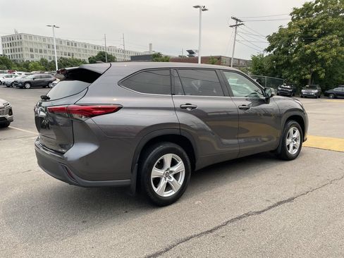 Used 2022 Toyota Highlander LE AWD/4WD image 8