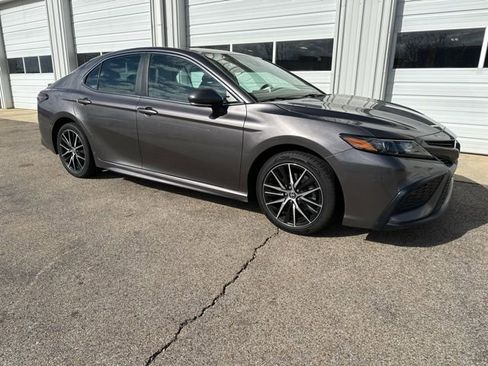 Used 2023 Toyota Camry SE image 2