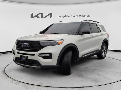 Used 2023 Ford Explorer XLT w/ Equipment Group 202A AWD/4WD image 11