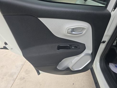 Used 2018 Jeep Renegade Latitude w/ Popular Equipment Group FWD image 15