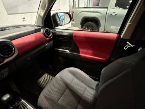 Used 2020 Toyota Tacoma SR5 AWD/4WD image 8