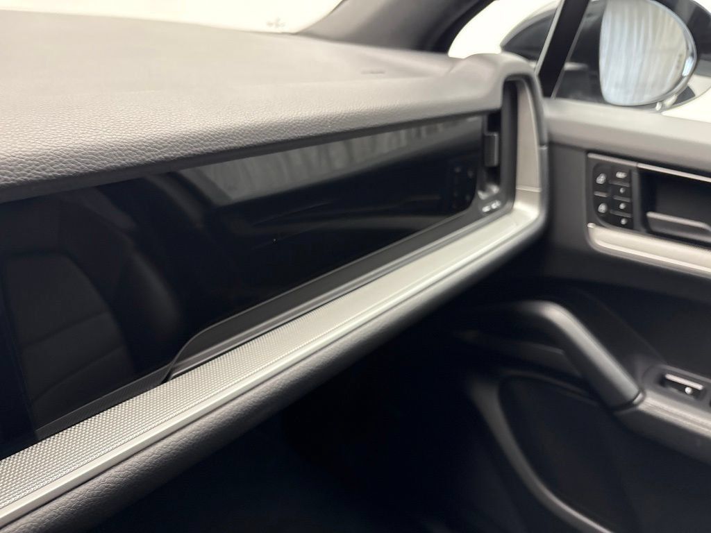 Certified 2024 Porsche Cayenne AWD/4WD image 33