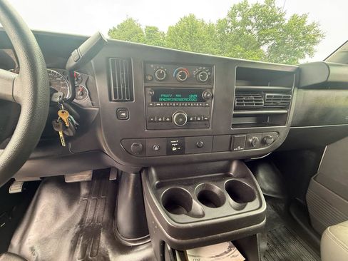 Used 2017 Chevrolet Express 2500 RWD image 20