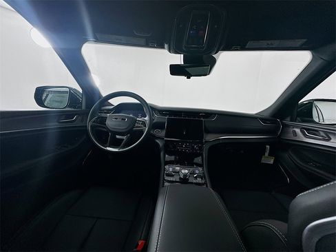 New 2025 Jeep Grand Cherokee Overland w/ Luxury Tech Group IV image 9