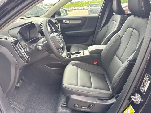 Certified 2025 Volvo XC40 B5 Core w/ Protection Package Premier image 5