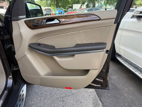 Used 2016 Mercedes-Benz GL 550 4MATIC image 23