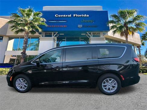 Certified 2024 Chrysler Pacifica Touring-L image 8