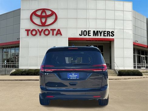 Used 2025 Chrysler Pacifica Limited image 9