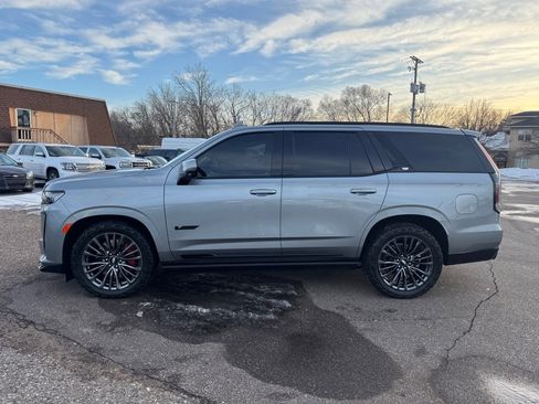 Used 2024 Cadillac Escalade V w/ LPO, ONYX Package image 9