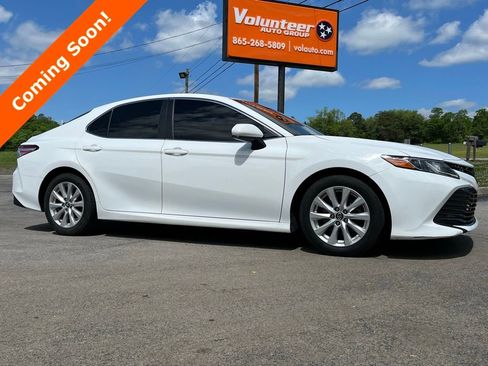 Used 2018 Toyota Camry LE FWD image 1