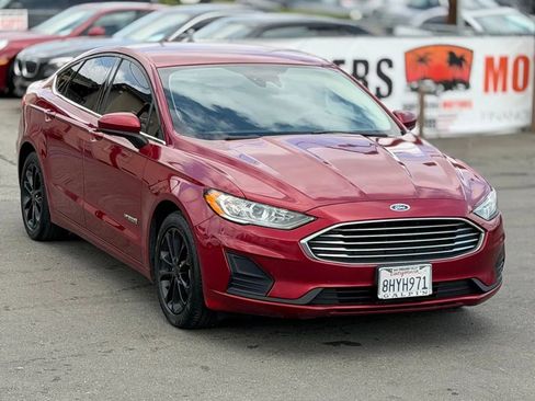 Used 2019 Ford Fusion SE FWD image 2