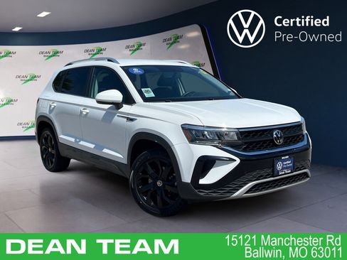 Certified 2022 Volkswagen Taos SE image 1