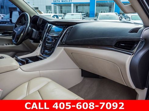 Used 2018 Cadillac Escalade Luxury RWD image 18