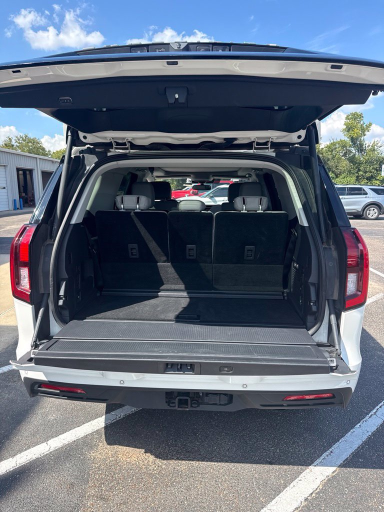Used 2025 Ford Expedition Active RWD image 3