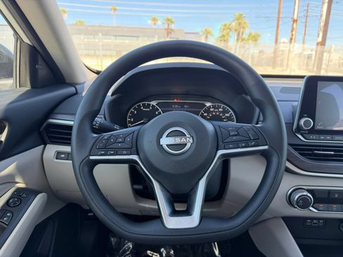 Used 2025 Nissan Altima 2.5 SV FWD image 34