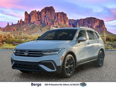 Used 2024 Volkswagen Tiguan SE w/ Panoramic Sunroof Package