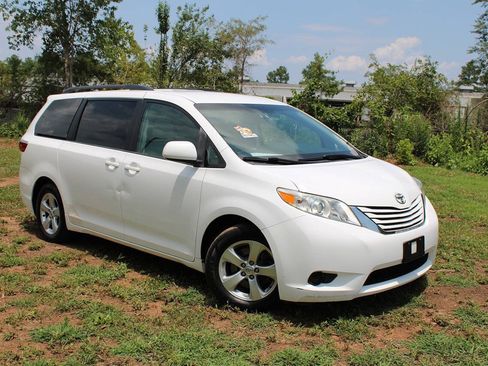 Used 2015 Toyota Sienna LE FWD image 3