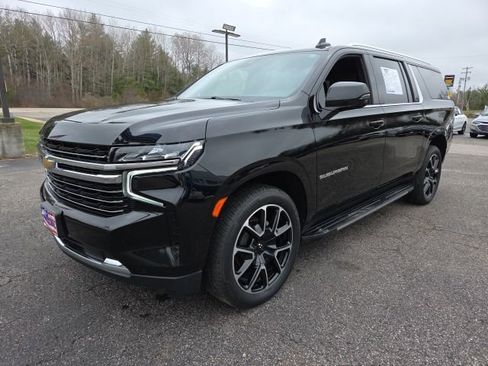 Used 2023 Chevrolet Suburban LT w/ Luxury Package image 3