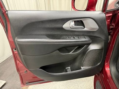 Used 2018 Chrysler Pacifica Touring Plus w/ S Appearance Package FWD image 18