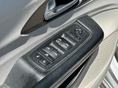 Used 2018 Chrysler Pacifica Touring-L FWD image 15